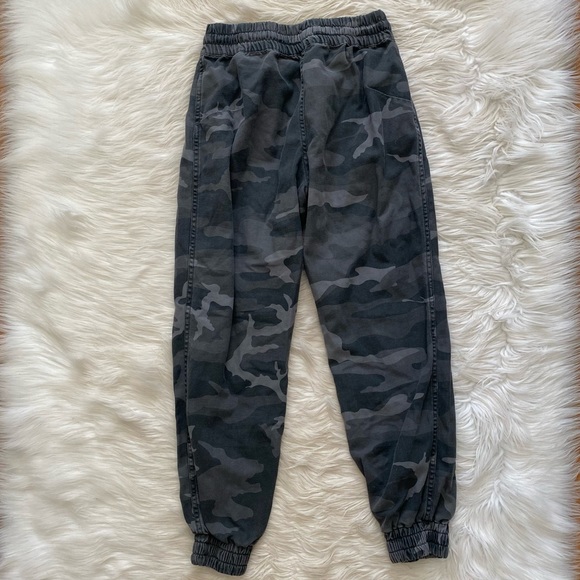 Aritzia TNA Gray Camo Jogger Pants - Picture 8 of 13